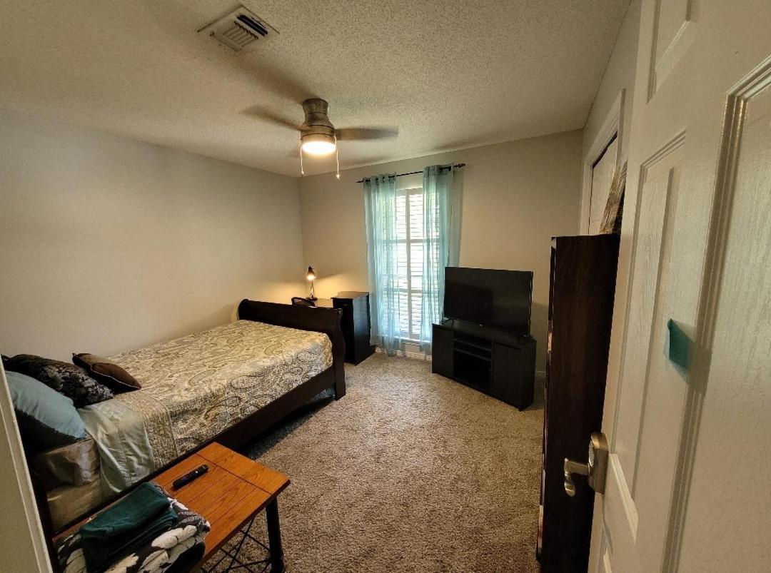 Bedroom Four Minutes From Beach Pensacola Eksteriør bilde